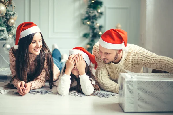 Glada söta lilla barn flicka överraskade med för närvarande. Kid innehar en presentask — Stockfoto