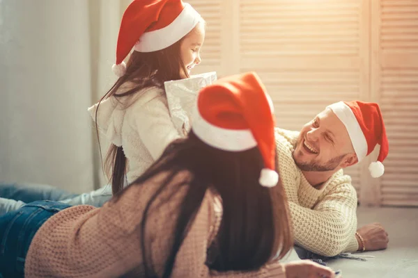 女の子を持つ親は驚いて新年のクリスマス プレゼント — ストック写真