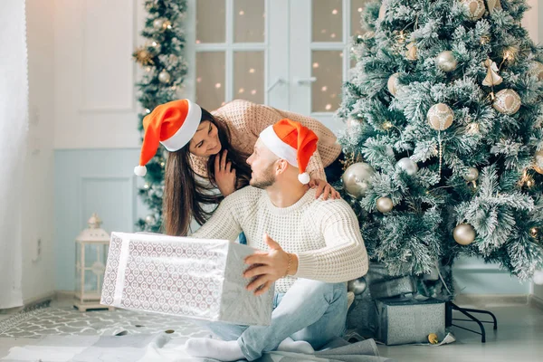 El gözleri adamla kapsayan ve sürpriz fışkıran genç kadın.