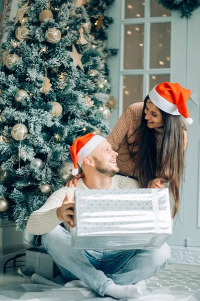 Krásná žena, přičemž její boyriend dárek doma slaví Nový rok lidi — Stock fotografie