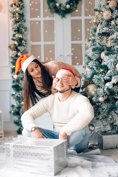 Romantický pár Výměna vánoční dárky doma — Stock fotografie
