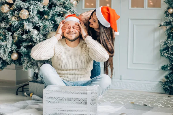 Romantiska par utbyta julklappar hemma — Stockfoto