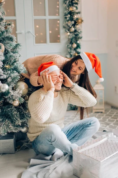 Noel Baba şapkası ile Noel ve yeni yıl hediye evde mutlu çift