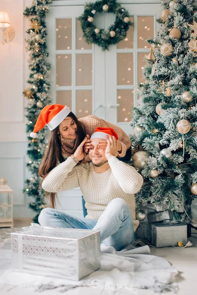 Evde Noel Hediyeleri Değiştiren Romantik Çift