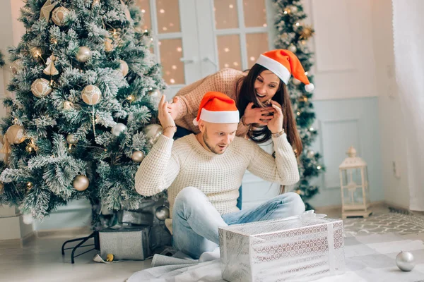 Krásná žena, přičemž její boyriend dárek doma slaví Nový rok lidi — Stock fotografie