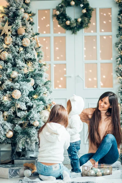Anne ve kızı kapalı Noel ağacı süslemeleri — Stok fotoğraf