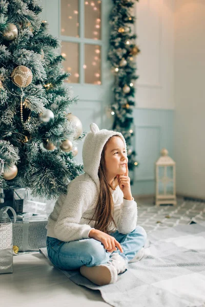 Jul. Liten flicka ber santa för gåvor på julen — Stockfoto