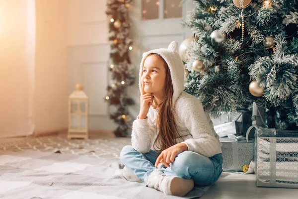 Noel. Küçük kız Santa hediyeler için Noel'de istiyor.