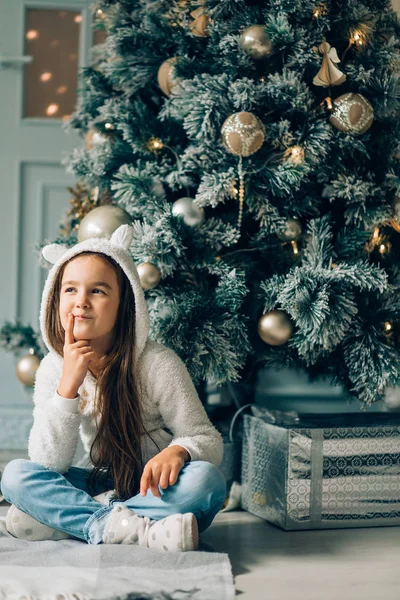 Mädchen auf Holzgrund. Frohe Weihnachten und frohe Feiertage — Stockfoto