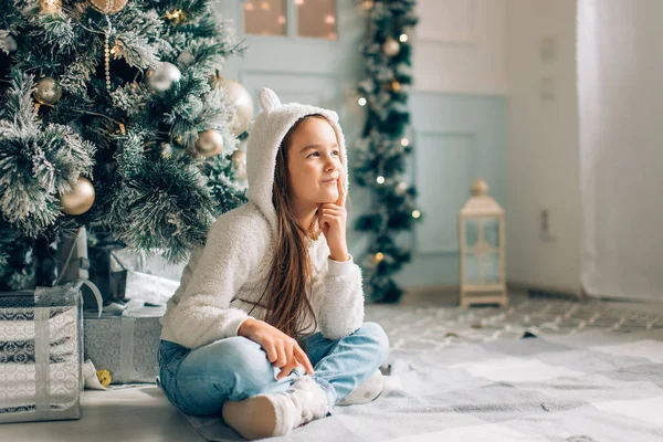 Noel. Küçük kız Santa hediyeler için Noel'de istiyor.