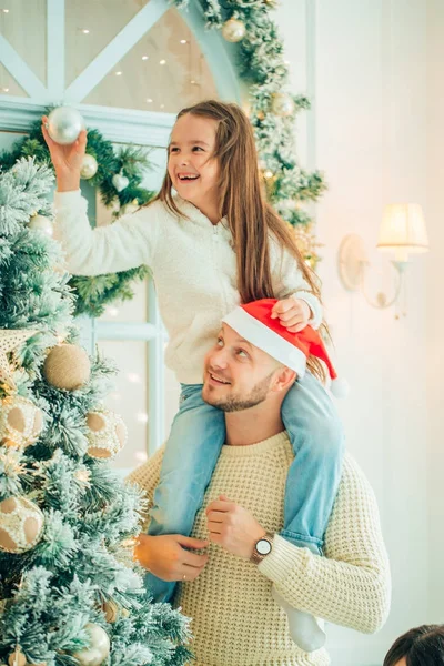 Noel ağacı süsleme baba bazı Noel baubles tutmak yardımcı kız — Stok fotoğraf