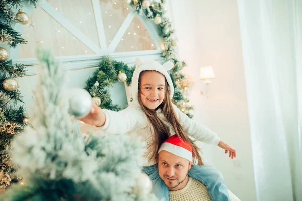 Noel ağacı süsleme baba bazı Noel baubles tutmak yardımcı kız — Stok fotoğraf
