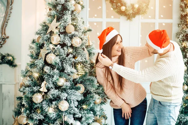 Ζευγάρι γιορτάζει τα Χριστούγεννα μαζί στο χριστουγεννιάτικο δέντρο φόντο — Φωτογραφία Αρχείου