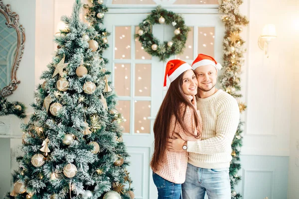 圣诞节在圣诞树背景的情侣一起庆祝圣诞节 — 图库照片