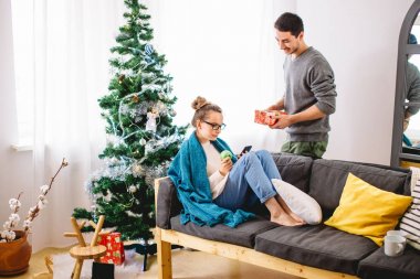 Adam sevgilisine Noel hediyesi veriyor.