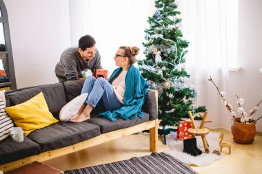 Adam sevgilisine Noel hediyesi veriyor.