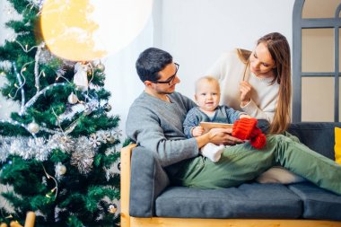 Eğleniyor tablet ile Noel Baba getirdi oturma odasında oturan aile