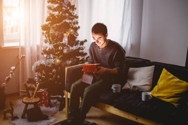 adam bir hediye ve duygusal olarak mutlu Noeller