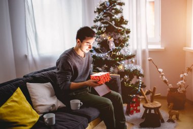 adam bir hediye ve duygusal olarak mutlu Noeller