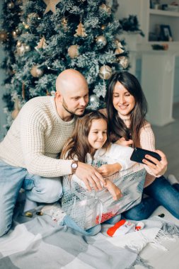 Komik Noel selfie yapma ve dilleri gösterilen neşeli aile