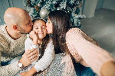 Komik Noel selfie yapma ve dilleri gösterilen neşeli aile