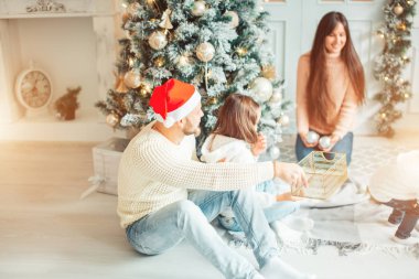 Neşeli Christmas.Young aile kutlama Noel evde.