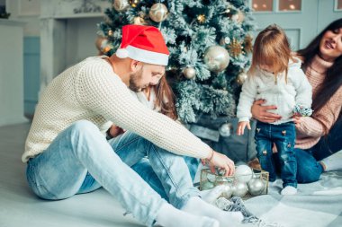 Neşeli Christmas.Young aile kutlama Noel evde.