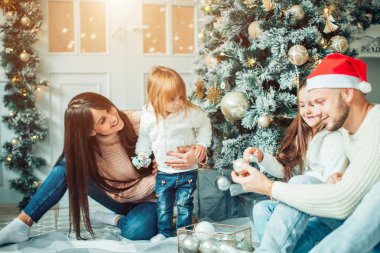Mutlu aile evde Noel topları ile oynamak