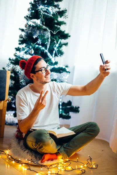 Adam selfie alır. Adam Noel ağacı yakınındaki — Stok fotoğraf