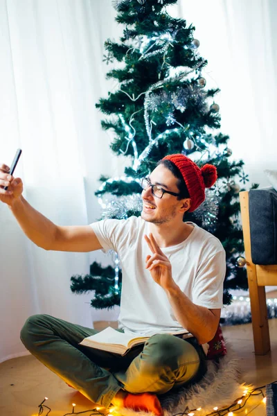 Adam selfie alır. Adam Noel ağacı yakınındaki — Stok fotoğraf