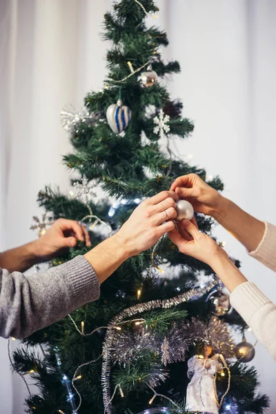 Γλυκουλα, νεαρό ζευγάρι διακόσμησης ενός χριστουγεννιάτικου δέντρου — Φωτογραφία Αρχείου
