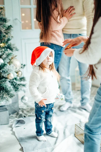 Šťastný otec, matka a dcera připravují na Vánoce — Stock fotografie