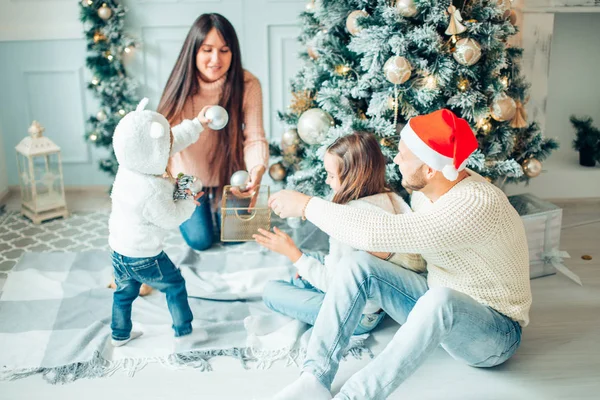 Mutlu aile evde Noel topları ile oynamak — Stok fotoğraf