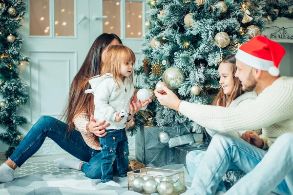 幸せな家族のクリスマス ボールを自宅で遊ぶ — ストック写真