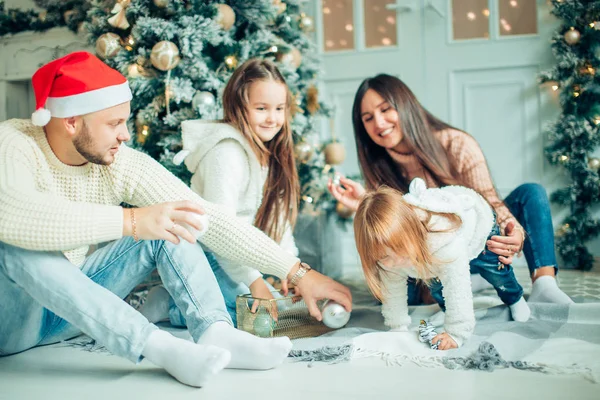 Merry Christmas.Young οικογένεια γιορτάζει τα Χριστούγεννα στο σπίτι. — Φωτογραφία Αρχείου