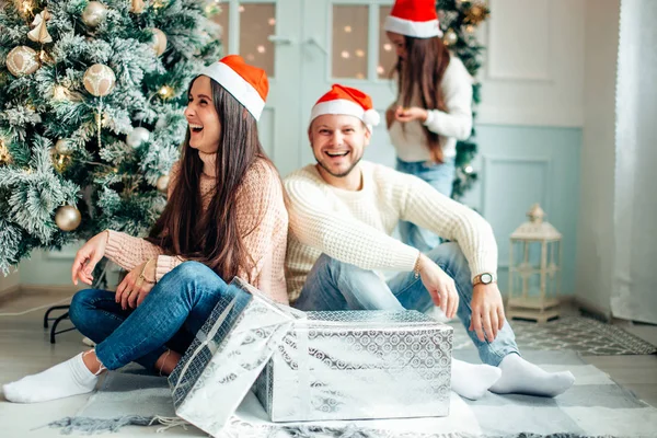 Ung vacker familj i jul miljö. Mor, far och dotter — Stockfoto