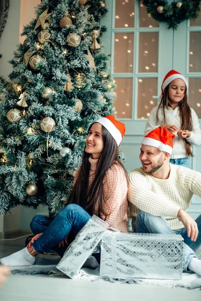 Julen foto förvånad familj med gåvor — Stockfoto