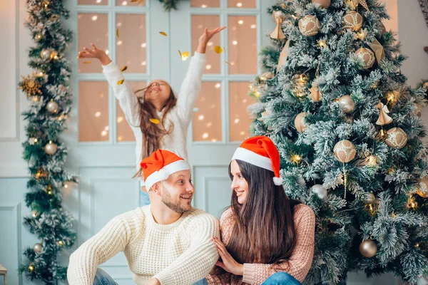 Hediye kutusu ile süslenmiş Noel evi iç şömine yakın aile — Stok fotoğraf