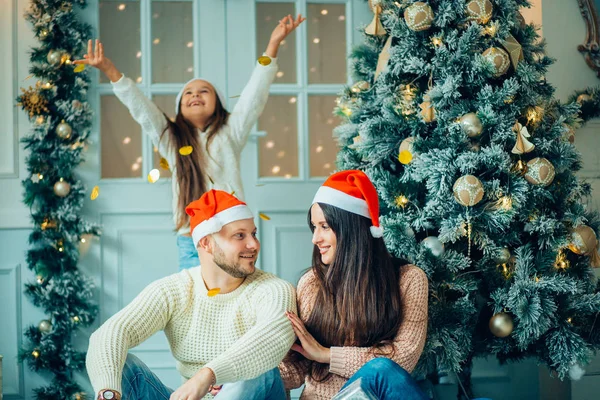 Foto de Navidad de la familia sorprendida con regalos — Foto de Stock