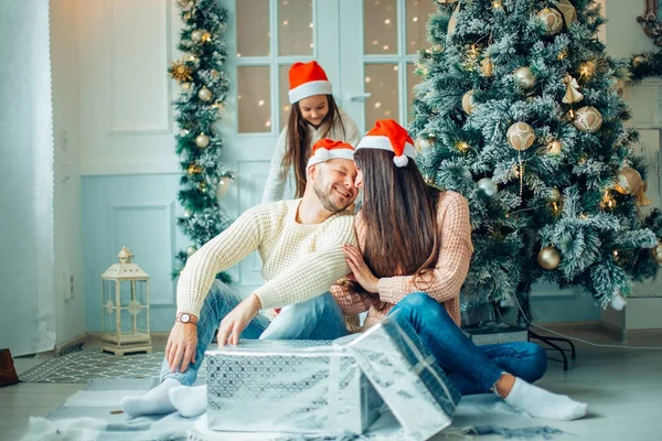 Ung vacker familj i jul miljö. Mor, far och dotter — Stockfoto