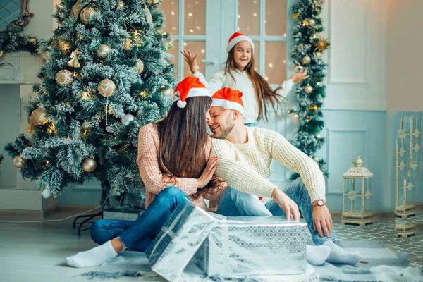 Weihnachtsfoto von überraschter Familie mit Geschenken — Stockfoto