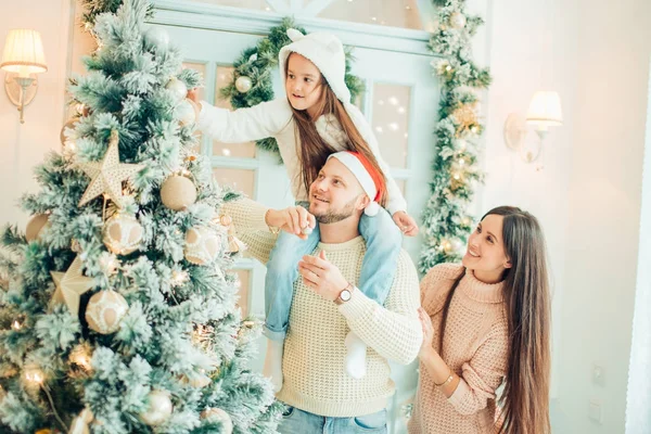 Glad tjej dekorera julgran. Familj, jul, lycka koncept — Stockfoto