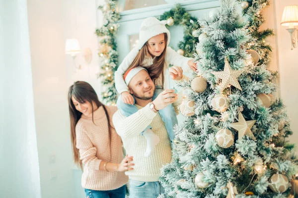 Mutlu kız dekorasyon Noel ağacı. Aile, Noel, mutluluk kavramı — Stok fotoğraf