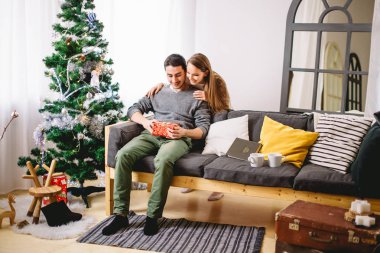 Sihirli kutusunda sürpriz. adam açık Noel hediyesi