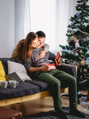 Sihirli kutusunda sürpriz. adam açık Noel hediyesi