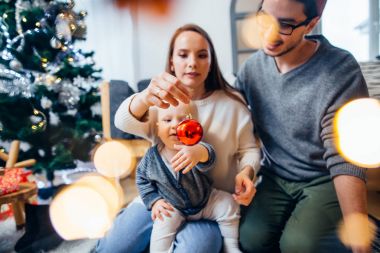 Anne, baba ve bebek holding biblo