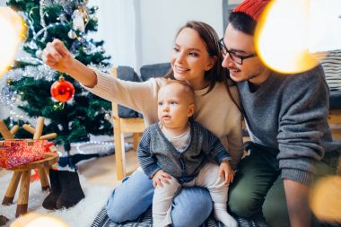 üzerinde Noel tatili ev aile ve küçük oğlu oynuyor. Yeni yıl tatil