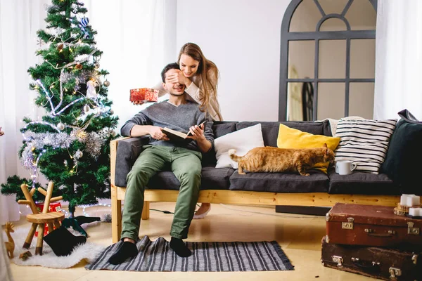 ember, aki miközben barátnője, amely a szemét, kezét díszdobozban