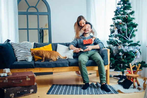 ember, aki miközben barátnője, amely a szemét, kezét díszdobozban