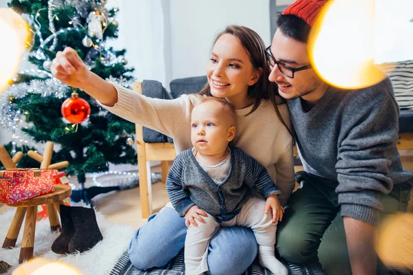 Familj och Lille son spela hem på jullov. Nyårshelgen — Stockfoto